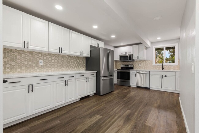 Photo - 923 N 100th St