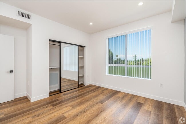 Photo - 8940 Reseda Blvd