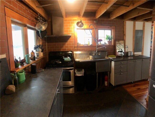 Photo - 390 Lower Main St