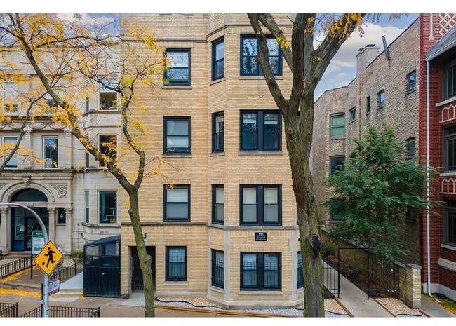 Building Photo - 648.5 W Roscoe St Unit 2N