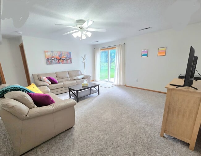 Photo - 615 Rachael St