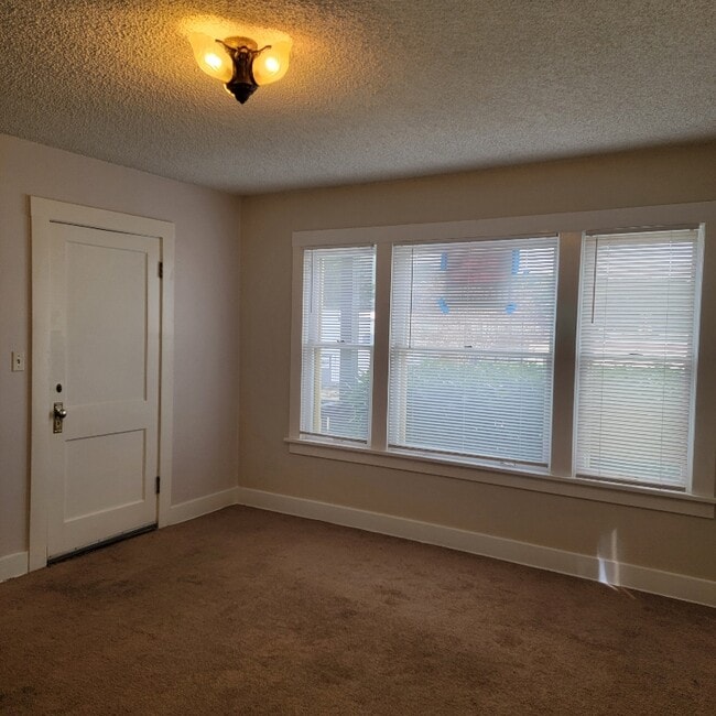 Photo - 721 SE Kane St