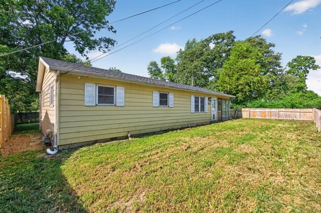 Photo - 2418 W Lynn St