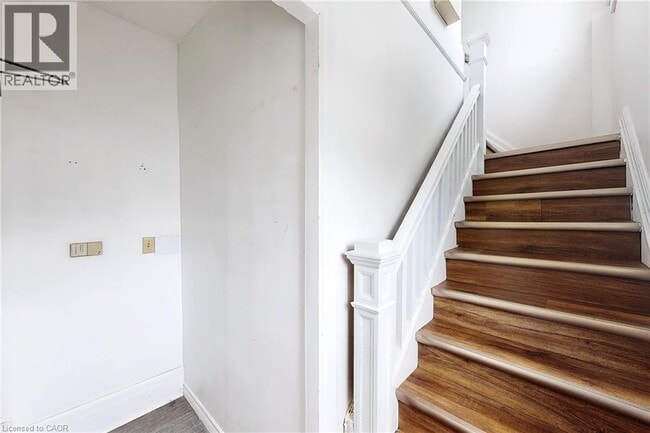Photo - 15 Colborne St E