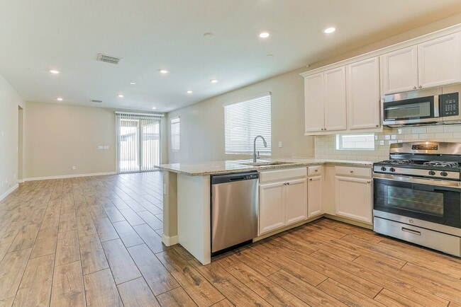 Photo - 289 W Tamarack Dr