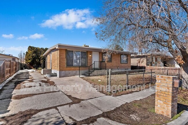 Photo - 443 Dorothea Way