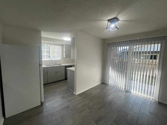 Photo - 299 Lobelia Ave
