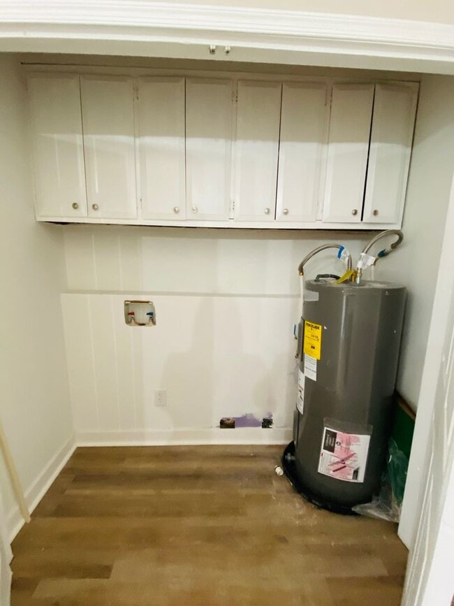 Photo - Very Spacious 5bdrm/2bth Bungalow Located in South Richmond w/Privacy Fenced Back Yard!!