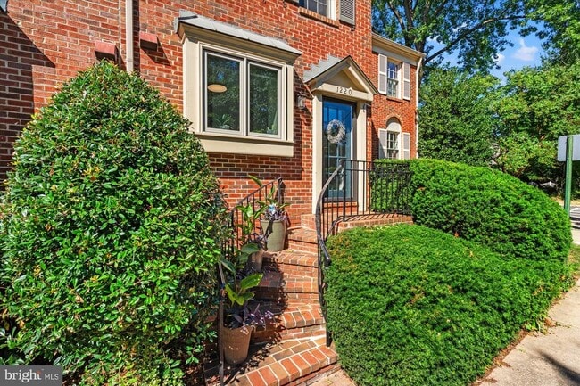 Photo - 1220 W Abingdon Dr