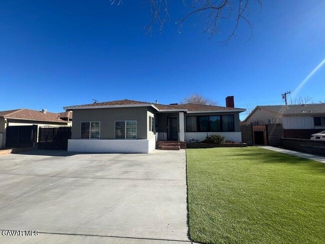 Building Photo - 44514 Lowtree Ave