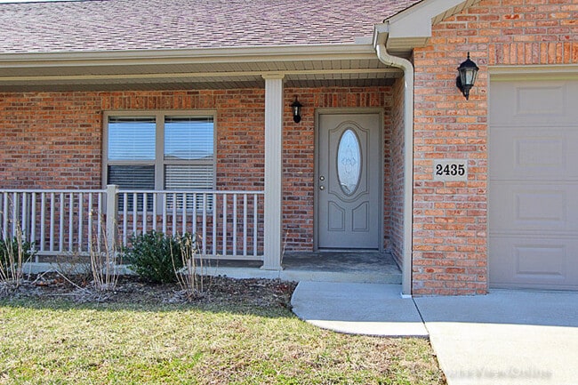 2413/2415 Travelers Way