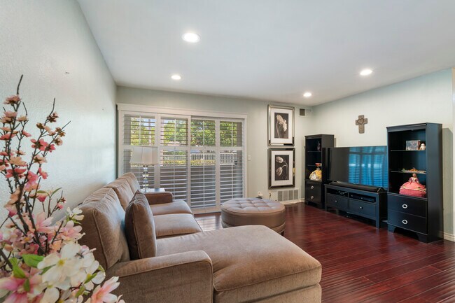3863 Thorncroft Ln Unidad E