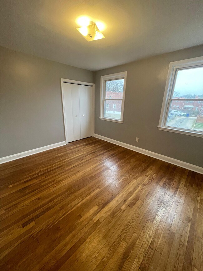 Photo - 4919 Schaub Ave