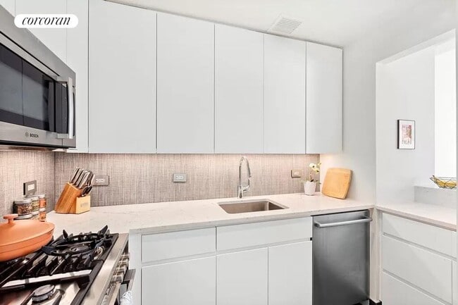 Photo - 305 E 63rd St