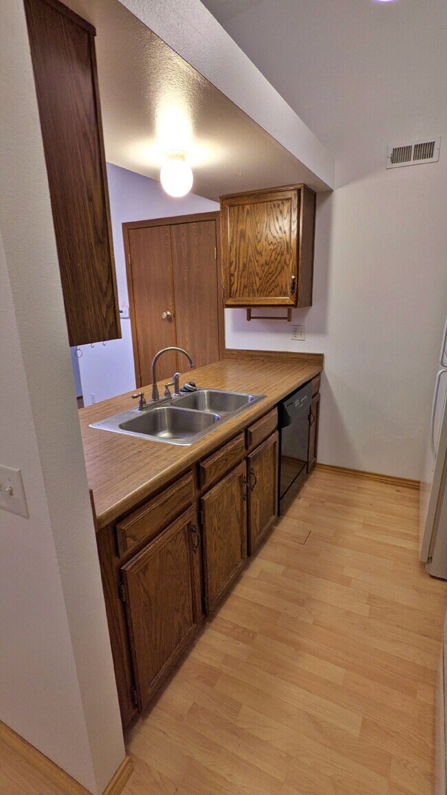 Photo - Spacious 2 Bedroom 1 Bath Condo In Cherry Creek School District!! 2nd Floor Balcony! Extra Storag... Unidad 14