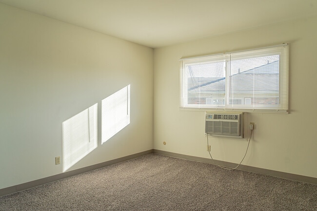 Landry - Bedroom - Town & Country Apartments