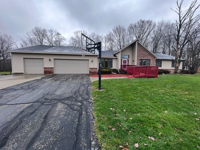 Building Photo - Large Home in Forest Hills School District