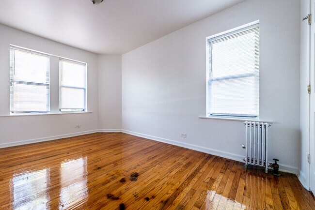 8127 S Ellis