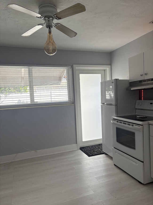 Building Photo - 1101 NE 5th St Unit Private Efficiency Apt