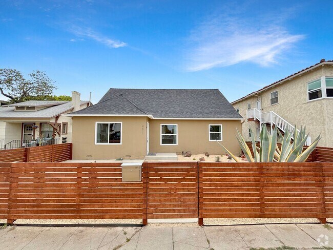 Building Photo - Stunning 3BD/2BA House in University Heigh...