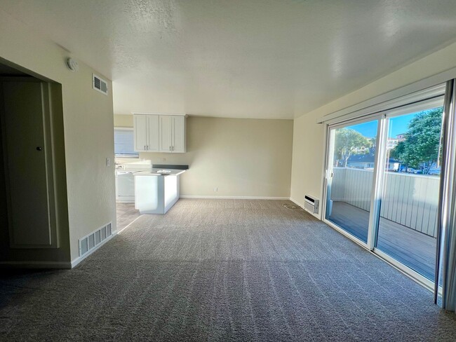Building Photo - Renovated 2-bedroom, 1-bath Unit 3449-4