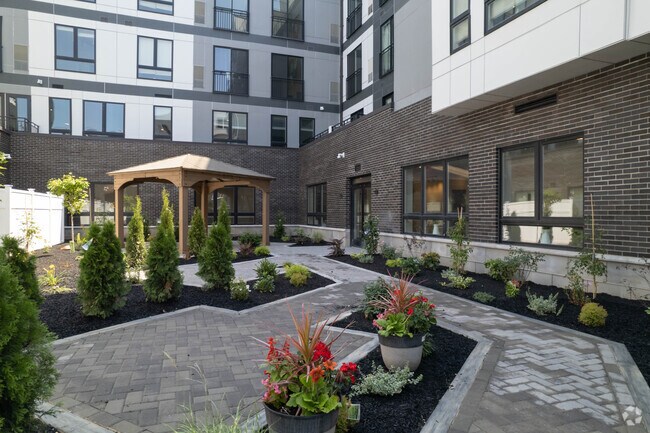 Courtyard - The Mill at York Station Apartments