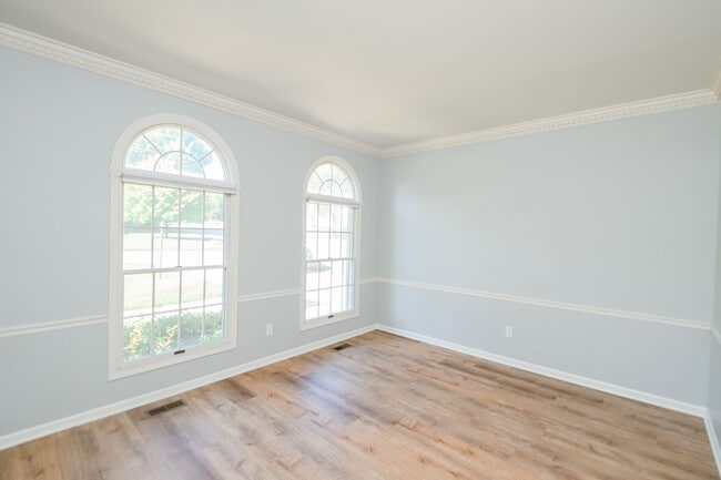 Photo - 5 bedroom / 2.5 bathroom Home for Rent in ...