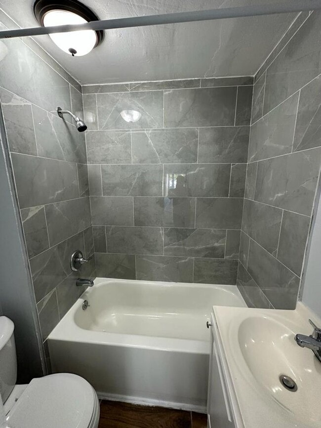 Fully renovated 2/1 single family residenc... - Fully renovated 2/1 single family residenc... House