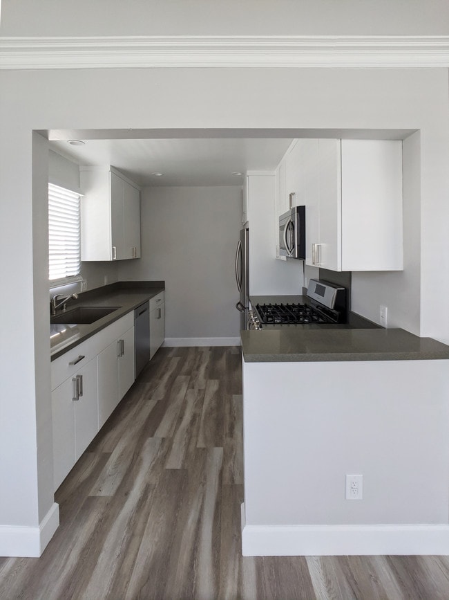 Kitchen - 458 S Oakhurst Dr Unit 1