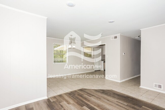 Photo - 731 Morton Ave NE