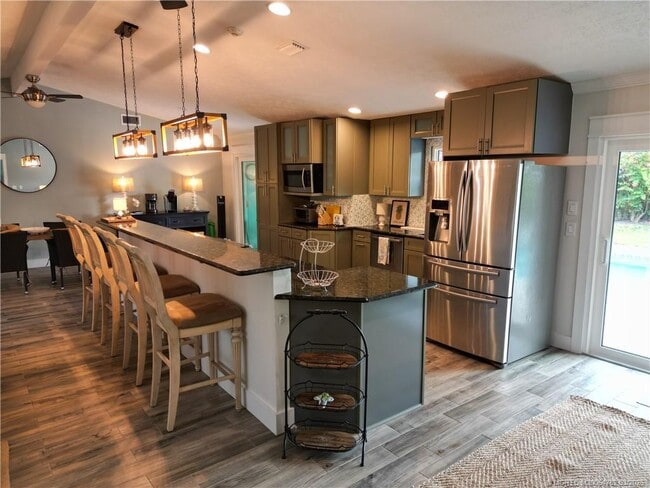 Building Photo - 323 SW Ridge Ln