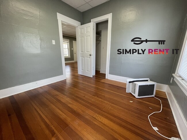 Photo - Renovated 2 Bedroom on Campus, Free Parkin... Unit 519