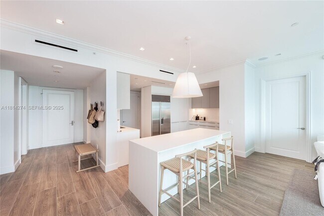 10295 Collins Ave Unit 2506