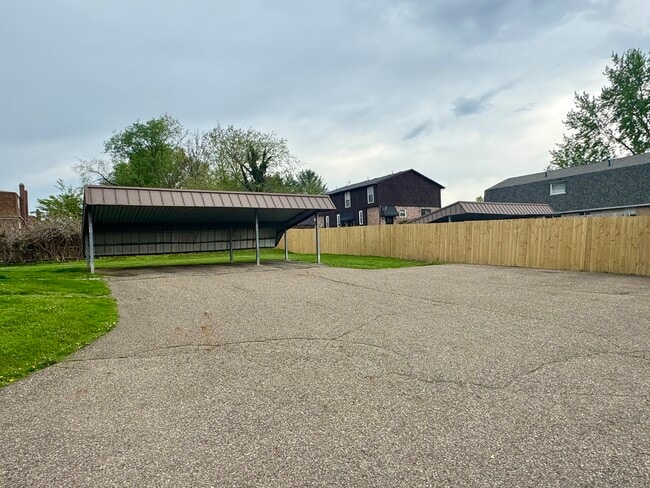 Photo - 7337 Seymour St NW