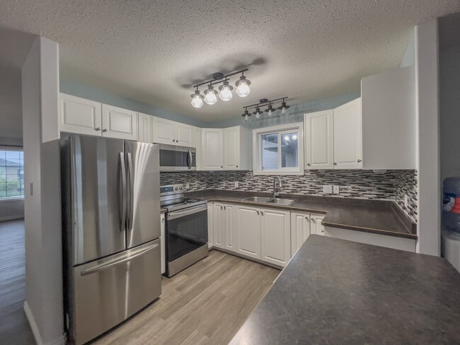 Photo - 4714-4739 39 St
