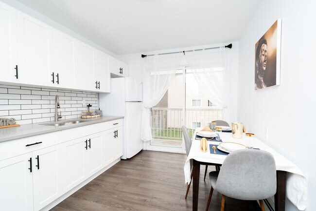 Photo - 10021-10154 154 St Unit 6