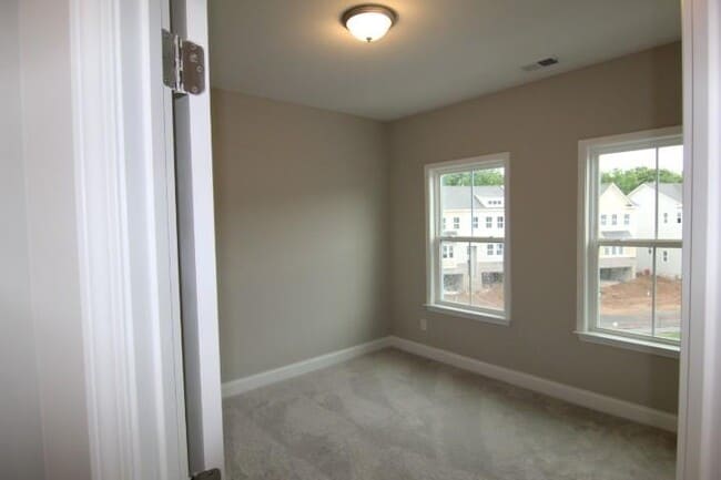 Photo - 501 Stagecoach Bnd SE