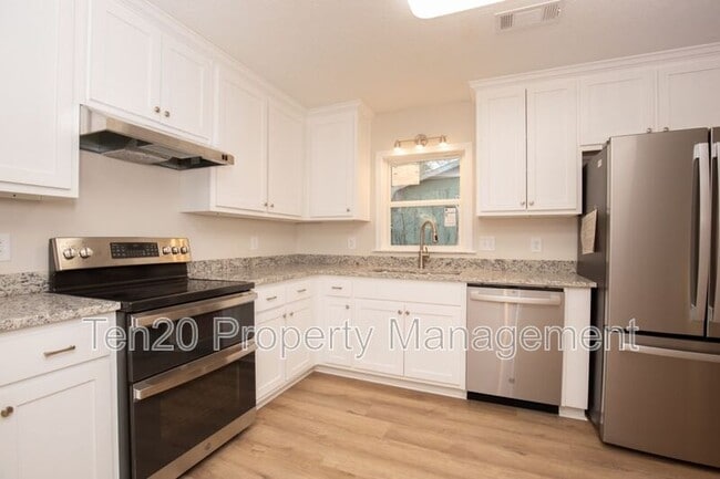 Photo - 6823 Live Oaks Dr
