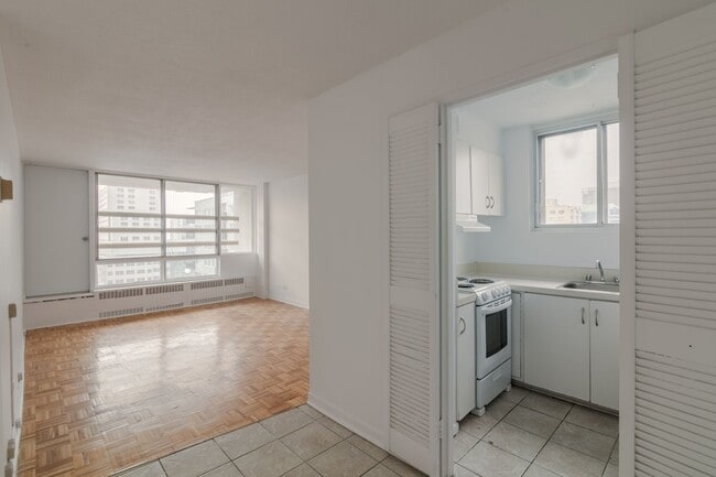 Building Photo - 1975 Maisonneuve Blvd W Unit 1701