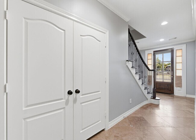 Photo - Spacious Gated Living in a Prime Houston Location