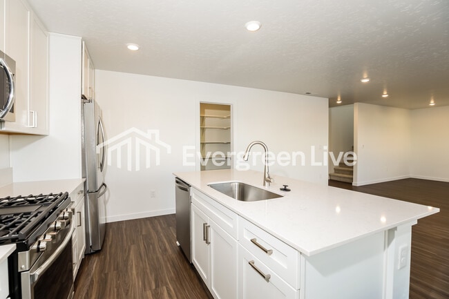 Photo - 896 Knowledge St