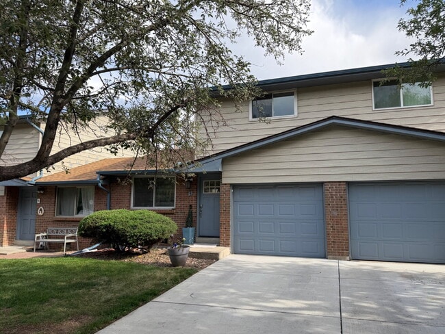 Building Photo - Charming 2-Bedroom Townhouse with Garage in Prime Arvada Location! Unit 4