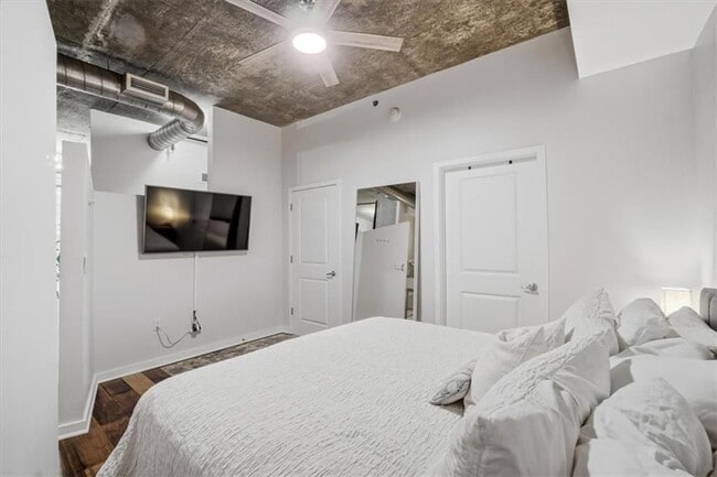 Photo - 923 Peachtree St NE