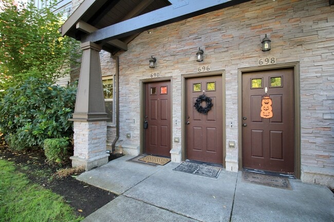 Photo - 690 NE Adwick Dr