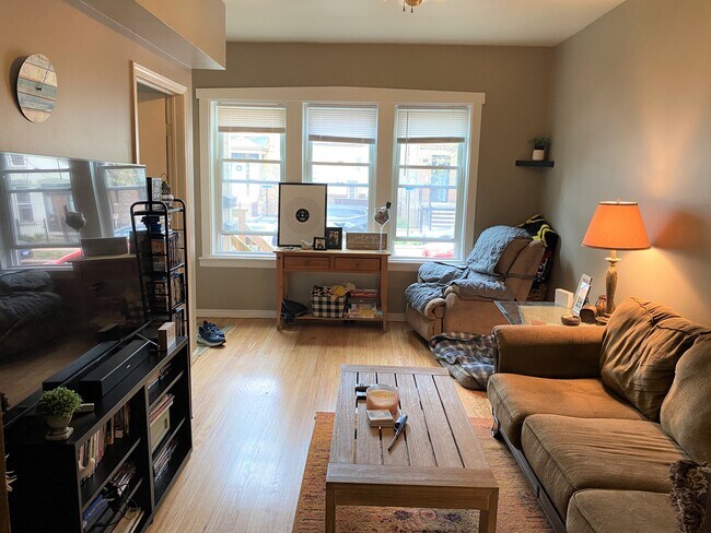 Building Photo - 2157 W Fletcher St Unit 1