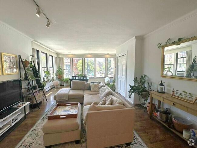 Building Photo - 608 Tremont St Unit 1 Rental