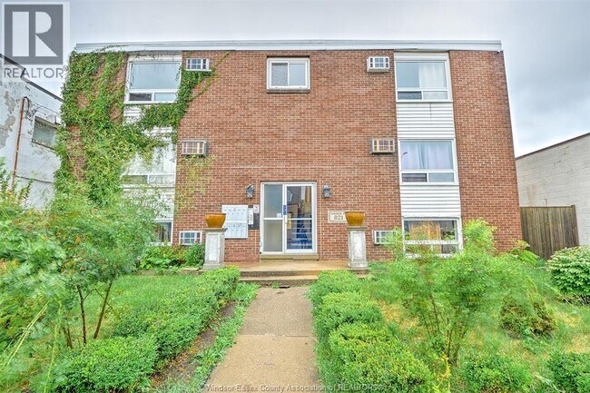 Photo - 821 Pillette Rd