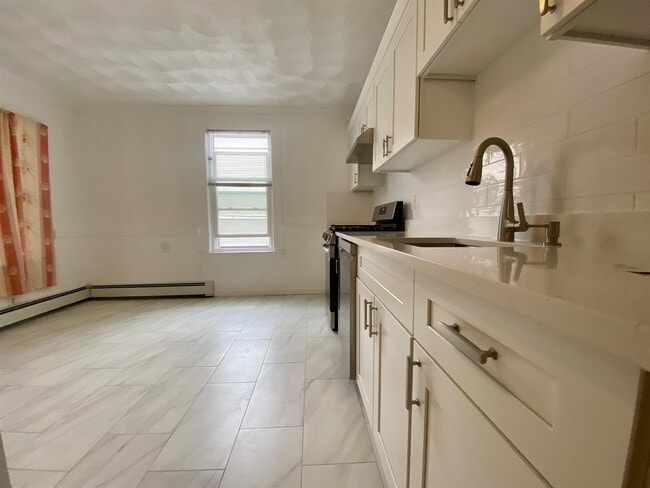 Building Photo - 66 Elm St