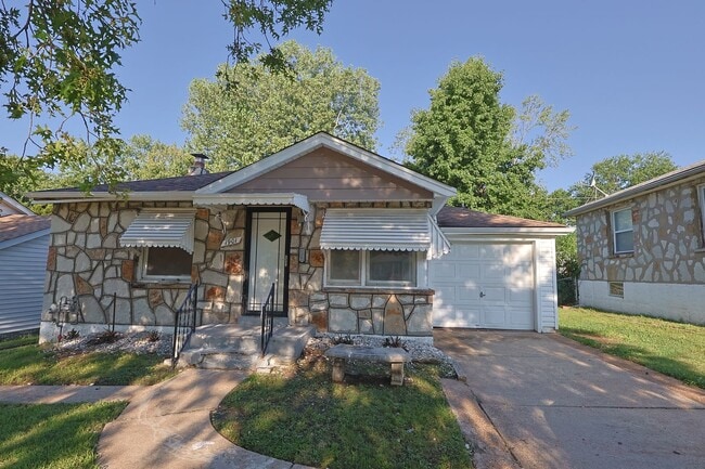 Building Photo - UPDATED 2 Bed 1 Bath Home with Finished Lower Level & Spacious Backyard in Normandy School District
