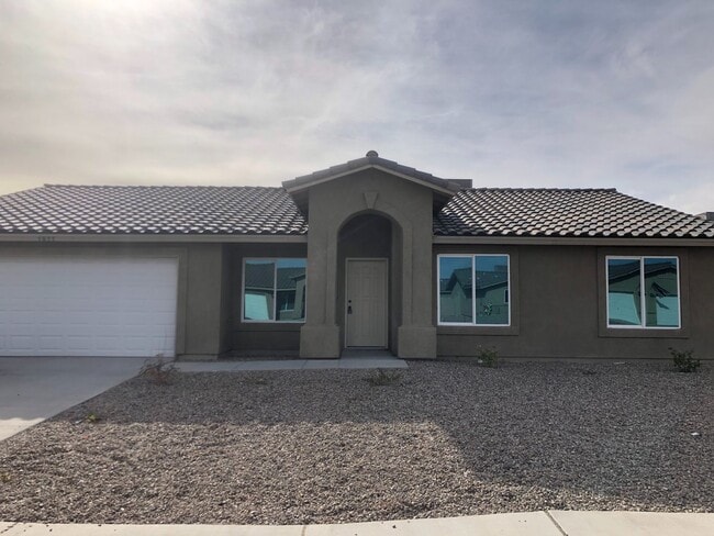 Building Photo - Beautiful Home in Saguaro!
